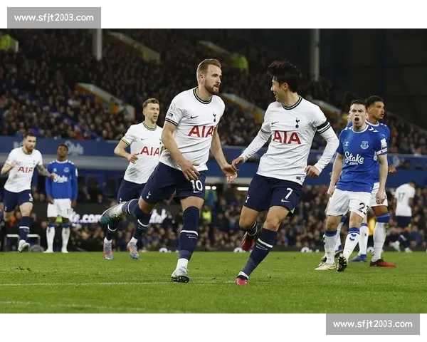 半场：范德芬双响破僵 热刺 2-0 埃弗顿，奥布赖恩进球遭吹